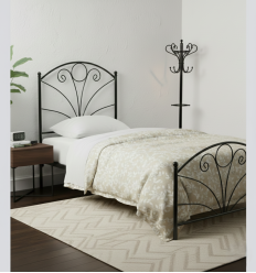 Dormitorio decorado con cama de forja Fuente blanca y mesitas de noche de madera natural.