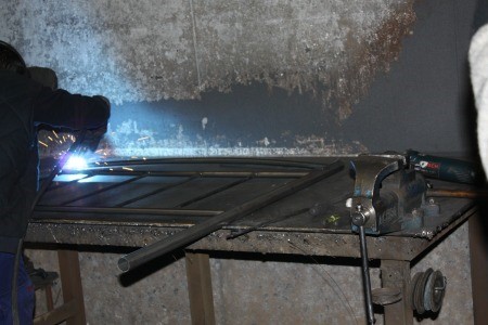 Cómo se fabrica un cabecero de forja, paso a paso en el taller 11 Arco de soldadura uniendo el bastidor de un cabecero de forja