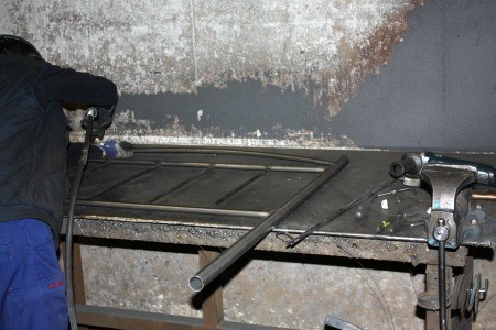 Cómo se fabrica un cabecero de forja, paso a paso en el taller 8 Colocación de los barrotes de un cabecero de forja uno a uno
