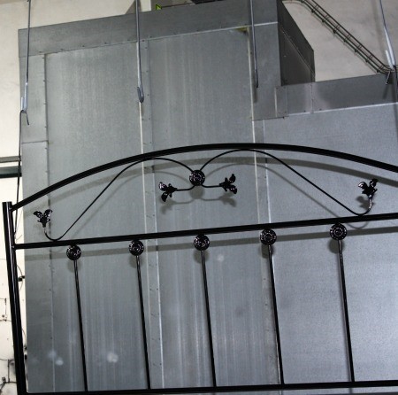Cómo se fabrica un cabecero de forja, paso a paso en el taller 17 Cabecero de forja negro con adornos florales, terminado