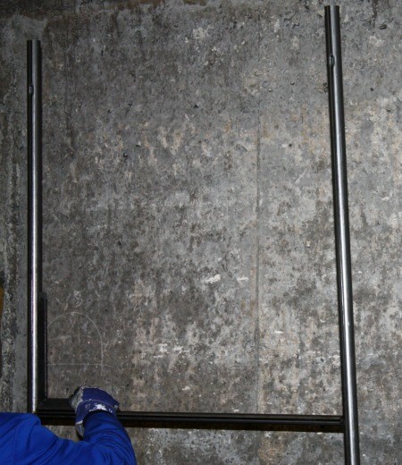 Cómo se fabrica un cabecero de forja, paso a paso en el taller 13 Barra de hierro apoyada en la pared del taller de forja