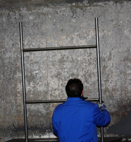 Cómo se fabrica un cabecero de forja, paso a paso en el taller 7 Operario del taller montando la estructura de un cabecero de forja