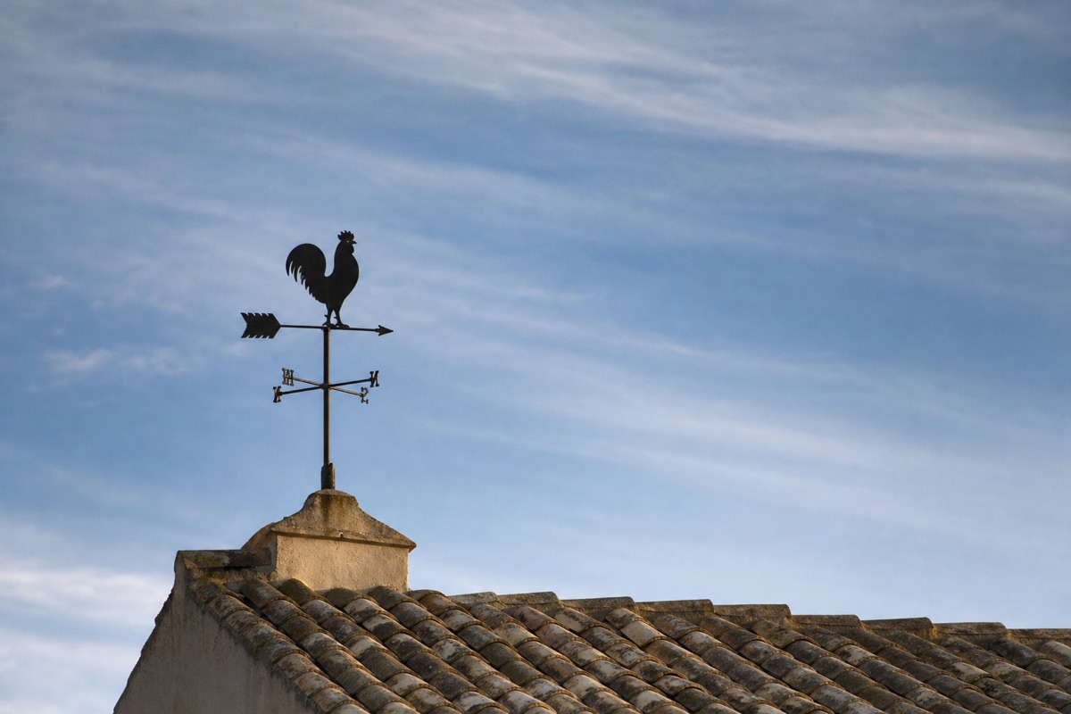 Gallo de veleta de viento 4 Veleta con silueta de gallo recortada contra el cielo azul